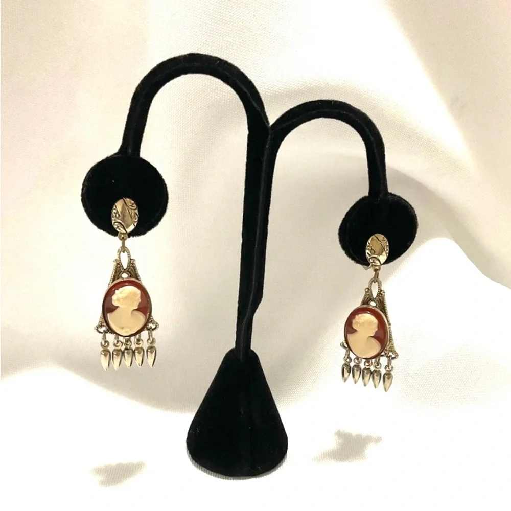 Vintage Gold Tone Acrylic Cameo Screw Back Earrings - Picture 5 of 7